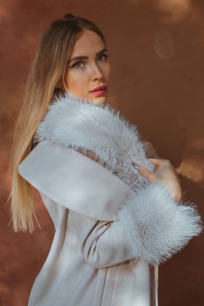 Woman wearing a white winter coat with a fur collar, representing seasonal fashion, outfit ideas, and styling tips for fall, autumn, winter, spring, and summer.