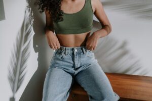 woman wearing high waisted jeans showing proper jean fit for petite women and short women styling guide